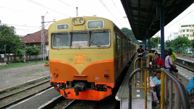 ６時半に朝食を取ってから、７時にタクシーで空港へ移動。早めにチェックインを済ませて空港の中で出発を待つ。帰りの便はウィングスエア。ライオンエアと同じ系列の会社らしい。 <br /><br />空港の設備はジャカルタの国内線の中よりも綺麗で快適は印象。 <br />若干出発が遅れたものの、無事約１時間でスカルノハッタ空港に到着。 <br /><br />空港到着後はエアポートバスでジャカルタの中心部にあるガンビル駅へ向かった。バスも比較的見つけやすかったし、車内も結構綺麗。そして明朗会計となかなか良い印象。約１時間で終点に到着。 <br /><br />しかし、さすが都会のジャカルタ。駅の終点はジョグジャとは違って、まあ、なんというか色々と客引きがあふれていて、よく言えば活気があるんだけど、結構しんどい。 <br /><br />客引きを無視して、とにかくトランスジャカルタの駅を目指す。 <br /><br />トランスジャカルタはジャカルタの新交通システム。といっても普通のバスを専用軌道で走らせているだけだけど。3500ルピア均一で、車内でも次の駅の表示や英語での案内があるだけでも普通のバスよりは格段に使いやすい印象。 <br /><br />ただ、ちょっと急いでいたので、Gambir2の駅にいくつもりが間違ってGanbir1の駅へ向かってしまったので、ちょっとホテルまで遠回りをする羽目に。 <br /><br />それでもなんとかBudi Umotoまで到着。ちょっと歩いてようやく今夜宿泊するIbis Kemayoranにたどり着いた。 <br /><br />部屋は中級ホテルということで、若干古いかなという部分はあったけど、まあそこそこ清潔で、スタッフの対応も良かったかなという印象。 <br /><br />荷物を置いてから早速待ち歩き開始。 <br />ホテル最寄のKemayoran駅へ向かい、早速ジャボタベックデビュー。 <br />ジャカルタではモナス（独立記念塔）に上るのと、このジャボタベックに乗るのが目当て。 <br /><br />Jakarta Kota駅までのチケットを購入（IDR1000）して、ホームで列車を待つ。しばらくして反対ホームに東葉高速鉄道（1000系）の東葉勝田台行きが到着。その後、色の塗り替えられた国電（103系）が到着。 <br /><br />無事乗車したものの、スモークガラスの貼られた車窓からは外の景色は良く見えず。ジャカルタ中心部はスラムの中を走るのでそもそも見るようなものもないのだけど。そんなことを考えていたら、早速ゴン!という音が。スラムの子供が旧国電に投石。話には聞いていたが、許せん。 <br /><br />ということで、スモークガラスを貼ったり、運転窓に金網を取り付けるなどの改造をしているのはこういうクソガキ供対策の為。 <br />全く危ないったらありゃしない。 <br /><br />このジャボタベック、日本のODAでジャカルタの渋滞緩和のために日本の中古車両を提供したり、一部高架線にするなどしているようだけど、線路内に家を建てたり、道路代わりに歩いたり、しまいには石を投げつけたりしているので、結局そういう区間は警笛鳴らしっぱなしで徐行運転せざるを得ない状況。 <br /><br />高いお金出して高架線にするよりも、貧困対策、安全教育などにお金を使った方がもっと効果があるような気がした。 <br /><br />ま、とりあえずしばらくして終点に到着。しかし様子がおかしい。全ての列車はKotaへ行くと聞いていたのにどう考えても違う駅。ちょうど同じ車両にいた軍か警察のような制服を着たえいごがちょっと話せるおじさんに話を聞いてみるとやっぱり違う駅だということが判明。折り返して一つ目の駅を降りればショッピングモールなどがあるマンガドゥアにいけると教えてもらったので、そうすることに。 <br /><br />おじさん曰く「インドネシアの電車はだめだよ。日本の列車はいいよ。」 <br /><br />おじさんにお礼を言って、Kampung Bandang駅で下車。 <br /><br />駅前は猫だらけ、蝿だらけのなかなかすごいところ。 <br />それにしてもインドネシアではほとんど犬を見かけない。猫はやたら見かけるのに。 <br /><br />しばらく歩くと、Jl Mangga Dua Rayaという大きな通りに出た。銀行やショッピングモールが立ち並んでいる。有名なマンガドゥアモールにちょっと立ち寄って昼ごはん。オックステールスープ（Soto Buntut）に御飯を入れて食べてから、歩いてコタ（旧バタビア地区）を目指して歩いてみた。