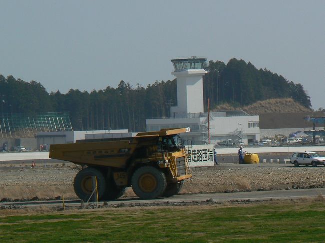 最近、静岡県内ではこの空港のテレビＣＭが流れるようになった。<br />だいぶ建設工事も進んできたようなので、どうなったかなと思い行ってみた。<br /><br />なんせ、巨額の税金を投じての大きなプロジェクトである。<br />位置的に見た空港の必要性や利用乗客数、管理維持費の問題、新幹線駅計画見送りなどで建設反対の声も大きかった。<br /><br />それでも１年後の2009年３月には開港となる。<br />はたして１日何便の飛行機が就航するのだろうか？<br /><br />とにかく税金が有効に使われ、この空港が静岡県や地域に大きなプラスとなることを祈るしかない。　