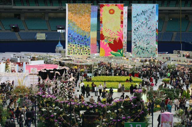 あいち花フェスタと名古屋国際蘭展が同時開催されているフラワードーム2008の紹介です。名古屋ドームで3月14日から19日までの開催です。<br /><br />フラワードーム紹介の一覧です。<br /><br />＊フラワードーム2009(4トラ)<br />http://4travel.jp/traveler/tabitonokumasan/album/10317418/<br />＊フラワードーム2008(4トラ)<br />http://4travel.jp/traveler/tabitonokumasan/album/10225858/<br />＊フラワードーム2007(4トラ)<br />http://4travel.jp/traveler/tabitonokumasan/album/10427178/<br />＊フラワードーム2006(4トラ)<br />http://4travel.jp/traveler/tabitonokumasan/album/10426293/<br />＊フラワードーム2005<br />(開催中止)<br />＊フラワードーム2000〜2004(ホームページ)<br />http://www.geocities.jp/tabitonokumasan/ran.html