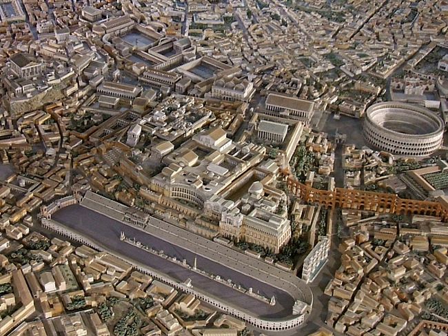 ローマ郊外のエウル(E.U.R)にあるローマ文明博物館を訪問しました。もともとは1942年開催予定だった万博のためのパビリオン。(万博自体は戦争で中止。)古代ローマ関連の文物を、精巧に作られた多数の模型で展示しています。実物は遠くから見上げるしかないトラヤヌス帝の記念柱も、複製を間近で見ることができます。ここの圧巻は、250分の1(20m×20m)という超大型の、4世紀のローマの模型。考古学者イタロ・ジスモンティ氏がなんと36年もかけて、石膏でコツコツと製作しました。古代ローマを扱った本には、必ずといっていいほど、この模型の写真が掲載されています。またCGを駆使した映画『グラディエーター』でも、実は上空から眺めるローマはこの模型を撮影。(なので、細かいことを言うと、劇中の時代にはまだ無かったはずの建築物も写っています。)遺跡巡りをした後に、自分が歩いたローマ遺跡を思い出しながら見学するのがオススメです。