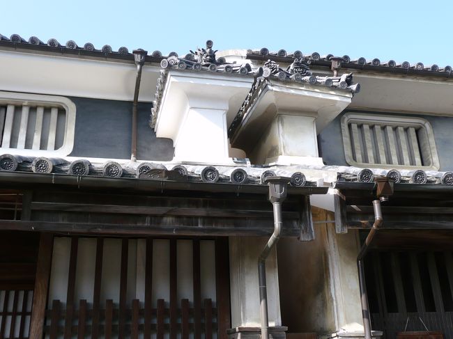 勝浦町から北上し、徳島市内から西へ向かい藍住町へ。<br />お昼前になったので藍住ＩＣ近くのうどん屋で昼食の後、「藍の館」へ。<br />藍の館は藍商屋敷（旧奥村家）の１３棟の建物が町に寄付されて<br />平成元年に開館したもので、文化５年（１８０８年）建築の母屋をはじめ、３棟の寝床（藍加工場）や贅を尽くした西座敷に往時の隆盛が偲ばれる。<br />吉野川流域の農村地帯は日本最大の藍の生産地として知られ、明治３０年に科学染料が大量に輸入されるまで阿波藍は大発展した。<br />次に訪れたのが天下の奇勝「阿波の土柱」。<br />風雨の侵蝕で削り取られてできた切り立つ断崖の連続は圧倒的な景観美。チロル地方、ロッキー山脈と並んで世界三大土柱の一つに数えられ、国の天然記念物に指定されている。<br />その上に立つと高所恐怖症でなくても足がすくむ。<br />最後に訪れたのがうだつの町並み「脇町」。<br />脇町は「うだつ」という火よけ壁を持つ家が多く、日本でも珍しい古い町並みです。<br />藍商を中心とした商人の町で重要伝統的建造物群保存地区に指定されています。<br />春の陽気に誘われ、阿波地方の歴史と風俗に触れる旅でした。