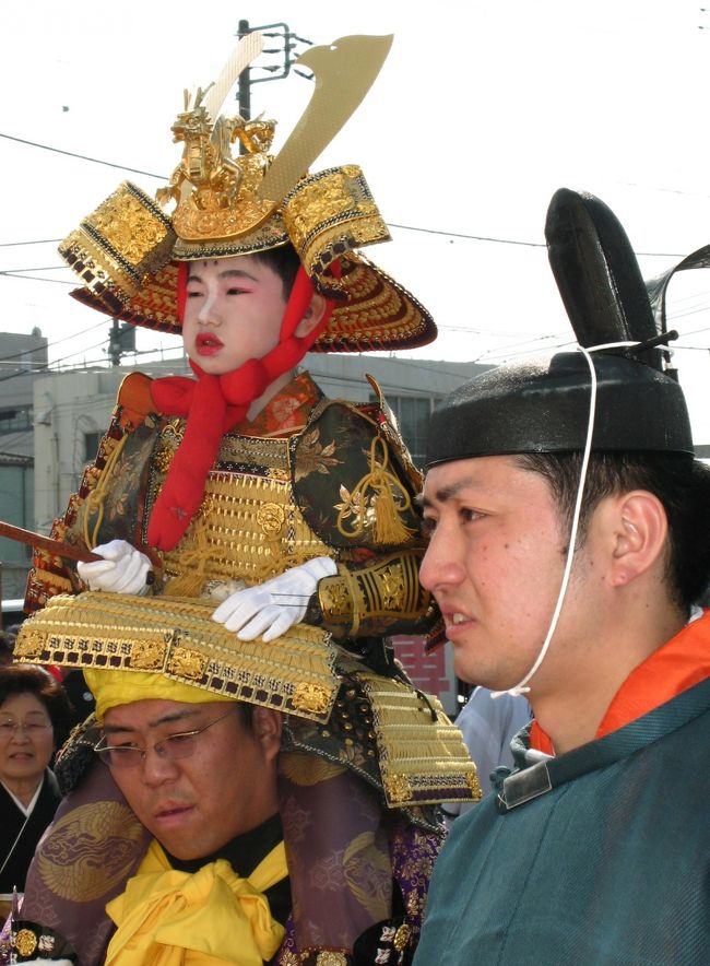 　鹿島神宮（茨城県鹿嶋市宮中）の恒例祭「祭頭祭（さいとうさい）」が３月９日にありました。<br />春を告げる華やかで勇壮な祭頭祭（さいとうさい）は、奈良時代の防人（さきもり）の「鹿島立ち」の姿を伝え、五穀豊穣と天下泰平を願う祭りとされ、国選択無形民俗文化財にも指定されているとのこと。<br /><br />　２０年前後に１度回ってくる地区単位の当番制で開かれるそうで、今年は左方を青塚郷、右方を谷原郷が務めました。幼児から若衆、世話役ら総勢７００人もが参加されたとのことです。<br />　色鮮やかな吹き流しを付けた衣装に身を包んだはやし人十数人（合わせて３３組）が、円陣を組んで長さ１８０センチのカシ棒をガッシガッシと組んでは解いて、商店街や参道を練り歩きました。<br />　太鼓の音とともに、「イヤートホーヨトホヤー、アー、ヤレソラ」と独特の節回しで調子を合わせるはやし人の声が響き渡っていました。<br /><br />鹿島神宮の公式ホームページは・・<br />http://www.bokuden.or.jp/~kashimaj/<br />鹿島の祭頭祭については・・<br />http://www.sopia.or.jp/kashima-kanko/news.html<br /><br />