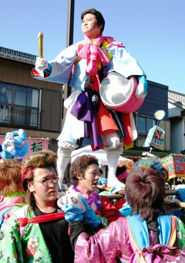 　鹿島神宮（茨城県鹿嶋市宮中）の恒例祭「祭頭祭（さいとうさい）」が３月９日にありました。<br />春を告げる華やかで勇壮な祭頭祭（さいとうさい）は、奈良時代の防人（さきもり）の「鹿島立ち」の姿を伝え、五穀豊穣と天下泰平を願う祭りとされ、国選択無形民俗文化財にも指定されているとのこと。<br /><br />　２０年前後に１度回ってくる地区単位の当番制で開かれるそうで、今年は左方を青塚郷、右方を谷原郷が務めました。幼児から若衆、世話役ら総勢７００人もが参加されたとのことです。<br />　色鮮やかな吹き流しを付けた衣装に身を包んだはやし人十数人（合わせて３３組）が、円陣を組んで長さ１８０センチのカシ棒をガッシガッシと組んでは解いて、商店街や参道を練り歩きました。<br />　太鼓の音とともに、「イヤートホーヨトホヤー、アー、ヤレソラ」と独特の節回しで調子を合わせるはやし人の声が響き渡っていました。<br /><br />鹿島神宮の公式ホームページは・・<br />http://www.bokuden.or.jp/~kashimaj/<br />鹿島の祭頭祭については・・<br />http://www.sopia.or.jp/kashima-kanko/news.html<br /><br />