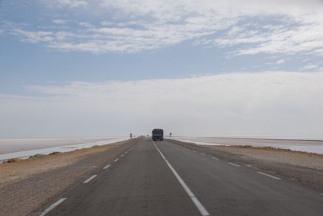 チュニジア最大の大塩湖「ショット・エル・ジェリド」、面積は5000k?、東西の長さ200?、南北の最大幅85?、太古は海であった。<br />1978年にトズール、ケビリ間に湖を横断する道路が造られた。<br />