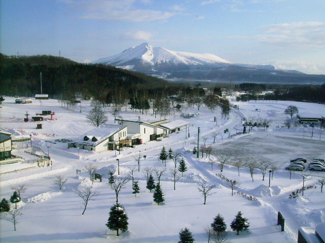 わたしはハワイの、カウアイ島と言う、<br />人口たった5万人の、田舎の島に住んでるのですが、<br />スキーと温泉が大好きで、毎年、北海道に行きます。<br />北海道にはスキー場がたくさんありますが、どこも<br />空港から遠くて、なかなか便利な所はありませんね。<br />今回は、函館空港から1時間ちょっとで行ける、<br />七飯スキー場とグリンピア大沼に行って来ました。<br />どちらも雪質はイマイチですが、グリンピア大沼は<br />便利さと宿泊費の安さでなら星5つはあげても良いんじゃ〜。<br />