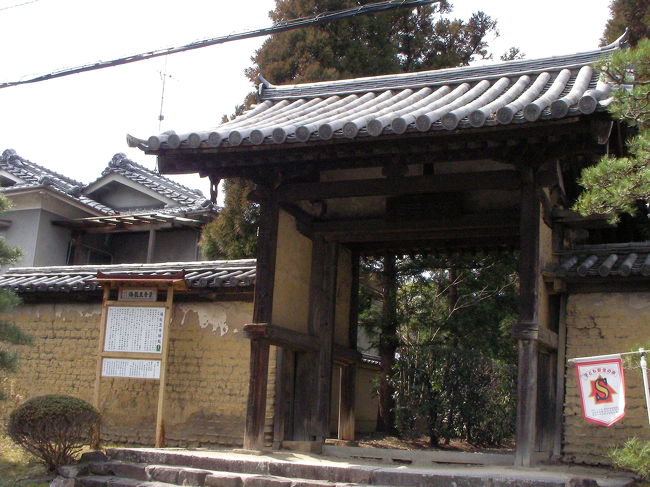 海龍王寺（かいりゅうおうじ）は奈良県奈良市法華寺北町にある真言律宗のお寺です。本尊は十一面観音。藤原不比等邸宅の北東隅に建てられたことから隅寺（すみでら）の別称があるそうです。