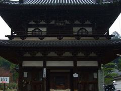 春雨に打たれる三瀧寺と不動院！