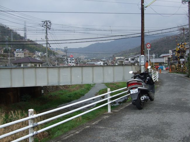 大正15年9月23日<br />山陽本線、現在の安芸中野駅〜海田市駅間の列車事故！<br />安芸中野駅を出ると少しのところに小さな木製の橋があります。<br />畑賀川が未曾有の氾濫で木製の小さな列車橋はひとのみされました。そこにつ込む特急列車・・死者30人を出す大惨事事故がおきたのです。<br />（横浜臨海公園さん談）