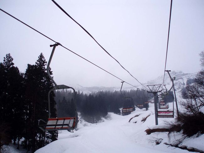 今シーズン4度目のスキーは友達のKポンと一緒に新潟県南魚沼郡塩沢町にある「上越国際スキー場」へ。<br /><br />最近・・・ずーっと平日しかスキーには行かない私が休日にスキー。。。<br />友達が平日休みはムリという事でこういう形になりました・・・まぁ、混雑覚悟で。。。<br />という事で、今回スノボーは封印。。。<br />ワタシにとって、混雑した中でのスノボーはあまりにも危険すぎます・・・っつう理由。<br /><br />このスキー場、以前は数回来た事ありますが、それ以来・・・10年ぶりくらいかなぁ～。（苦笑）<br /><br />あ、ちなみにこのスキー場を選んだのには理由がありまして・・・<br />友達Kポンがここのリフト引換券を友達からもらえるという事で、このスキー場に決めたってわけです。<br />本当は長野県のスキー場に行こうとしてました！（苦笑）<br /><br />ちょうど低気圧通過の為、関東地方は大荒れの天候という予報。<br />まだ上の方に行けば何とか大丈夫じゃないかという予想をしながらも迷いましたが、気分はもう行く気満々♪<br />雨を承知の上で決行することに・・・。<br /><br />しかも、今までの夜中出発の現地で仮眠パターンではなく、今回はスキーを始めて以来、初の朝出発という形で行ってきました。<br /><br />