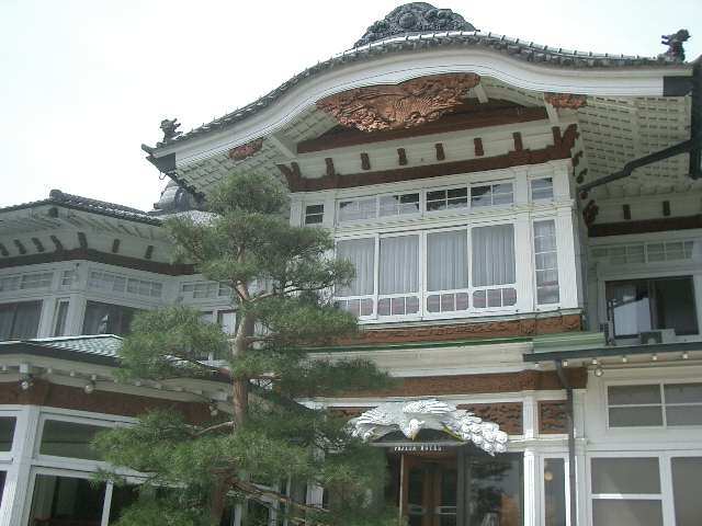 老舗の富士屋ホテルの中をお散歩しました。山の斜面を利用したお庭がとても箱根的（？）でした。