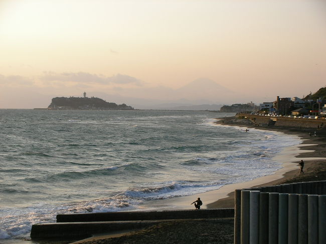 夕方に稲村ケ崎に行きました。天気もよく、江ノ島と富士山も望むことができました。