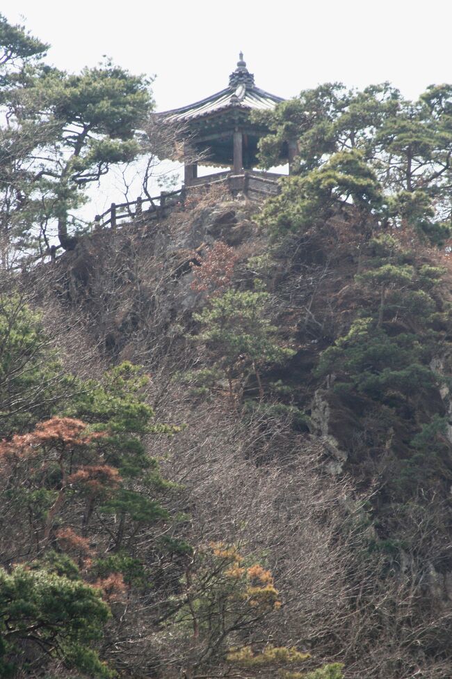 扶余博物館見学の次は、白馬江クルージングからの落花岩と、皐蘭寺(コラサ)の見学です。かつての百済王国の滅亡の地です。(ウィキペディア、るるぶ・韓国・ソウル)