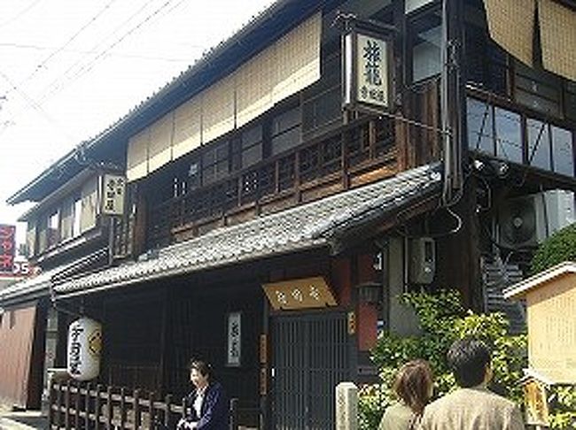 京都の伏見に親戚があるので、そちらへ行ったついでに伏見周辺を散歩してきました。<br />テレビでおなじみの酒蔵の風景や、坂本竜馬で有名な寺田屋、黄桜カッパカントリーなどを見てきました。<br />弁才天（長建寺）境内では桜がきれいに咲いていました。<br /><br />この寺田屋ですが、坂本竜馬が活躍していた幕末の頃のままの建物ということでしたが、実は焼失していて再建されたものだったことが判明したようですね。下記参照<br />http://headlines.yahoo.co.jp/hl?a=20080925-00000158-jij-soci<br /><br /><br />