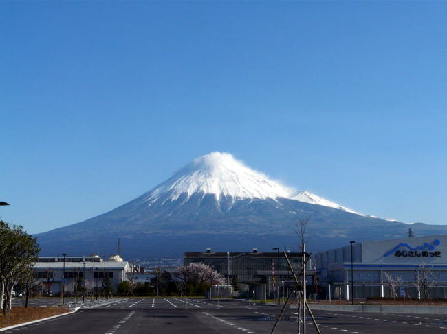 昨日の冷たい雨が、富士山に大量の雪を降らせたようです。<br />今朝は冬のように強い西風が吹いて、富士山頂から雪煙が上がっています。<br />このように澄んだ空は、これからは暫く見られないだろうなって思いながら、出勤前のひと時富士山の写真を撮りました。<br />