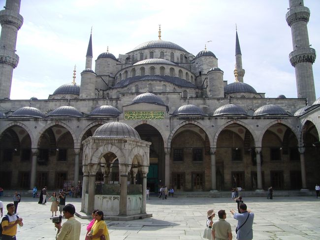 トルコの首都イスタンブールです。<br /> 長く帝都であったため歴史的遺跡が多く、<br />見るものがたくさんあります。<br />市内各所にあるモスクから流れる<br />日に５回のアザーンが印象的な街です。