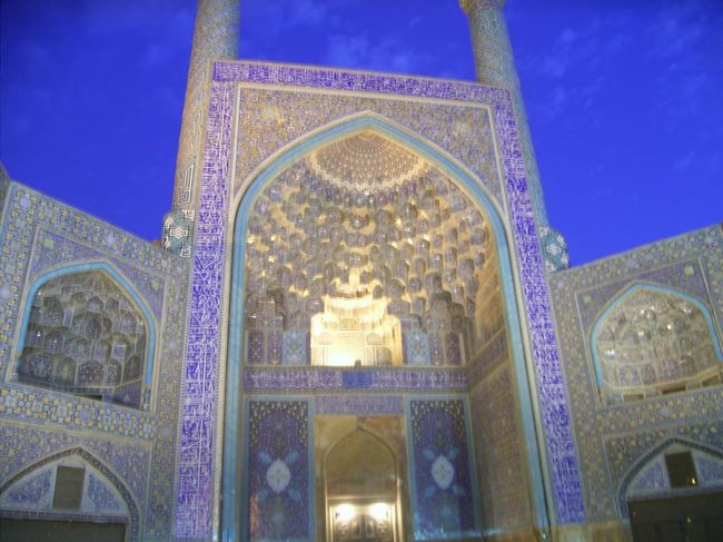 １６世紀 サファビー朝ペルシャの首都です。<br />Shah Mosque とその前の広場が街の中心です。<br />IRAN は砂漠の国なので水不足と思われますが、<br /> 実は街のあちこちに「水」があります。