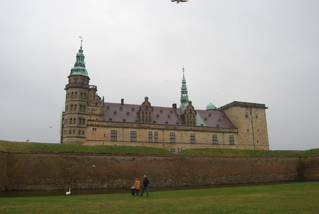 旅行2日目はデンマークから鉄道でヘルシンオアに向かいました。<br />目的はクロンボー城観光です。<br />
