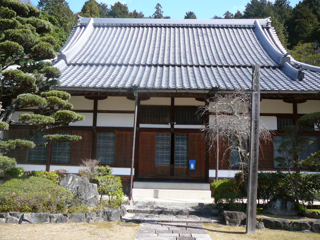 ゴルフ友達がボランテァしている陽松庵を訪ね、折角の機会なので近郊の社寺も探訪してきました。<br /><br /> ⇒陽松庵⇒慈恩寺⇒五月山⇒伊居太神社⇒大広寺⇒一条院⇒五社神社⇒仏日寺⇒八坂神社⇒<br /><br />陽松庵 Yoshyo temple <br /> 陽松庵は、1351年(観応2)無双国師の開基と伝えられています。開基以来禅道場として活動が活発でした。その後、1721年(享保6)池田の木部(きのべ)の牡丹屋小兵衛が、天桂禅師に帰依して自分の永借地権を有する同地に字北条地区から新築移転します。これが中興の開山となります。天桂禅師は有名な「正法現蔵弁註」の出版をこの地でしますが、木部の有力檀家の経済的支援なしにはできなかった事業でもありました。当時、天桂禅師は有名で、公卿・大名・富豪等の上流階級と交流がありました。その縁で1776年(安永5)、淡路の領主である稲田九郎兵衛などから先祖菩提のために寄進を受けることが多かったようです。そんな陽松庵は、現在も鬱蒼と茂る木々の中に、静かな佇まいを残しています。<br /> また、毎週日曜日の9時30分から参禅会が行なわれています。一般参加もできるそうです。(始めて参加される方は事前にお問い合わせ下さい。)テンポの早い現代社会では、自や他を見失いがちです。そんな時は、精神修養や意識転換に座禅をしてみてはいかがでしょうか?<br />