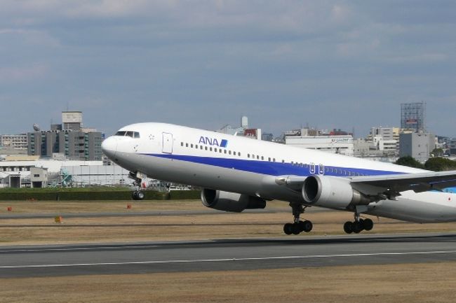 飛行機が好きです。<br />ところが空港周辺はセキュリティの問題もあり<br />なかなか近づくことができません。<br />さて大阪はどうでしょうか。<br />最初に関西空港へ。<br />大きな空港で驚きました。<br />今回の旅行のお目当てだった関空展望ホールなる場所へ<br />急ぎます。案内所のお姉さんに尋ねますと<br />バス停の一番隅からバスが出ていますとのこと。<br />バス以外では(クルマはＯＫ)行けないみたい。<br />100円10分で到着。<br />単純に展望デッキがあると思っていましたが大間違い。<br />ビルになっていて、売店やレストランも充実。<br />早速エレベーターで屋上へ上がると確かに大きな空港が一望。<br />離陸する飛行機がこちらに向かってきます。<br />着陸機ははるか向こうの滑走路のようで点にしか見えません。<br />国際空港だけあっていろいろな航空会社の飛行機が間近？？に<br />見られて楽しいです。<br /><br />帰りは伊丹から帰ることにしました。<br />市街地にあり街が空港に迫っているため<br />間近に飛行機を見ることができるという話。<br />ネットで調べて空港南側、Ｂ滑走路の誘導灯へ行くことにしました。<br />さて、地図で調べると最寄りの駅は阪急園部。<br />梅田から阪急にのり4つめの駅。意外に近い。<br />直接行くバスなど無いようなので(現場近くにバス停があったので<br />バス路線は存在する、伊丹駅からどこ行きなのか教えてください)<br />タクシーに乗りプリントアウトした地図を見せます。<br />運ちゃんはこんな所と怪訝な顔をしました。<br />タクシーで行く人は少ないようです。<br />園部の競馬場を迂回して川を渡ると清掃工場が見えてきます。<br />そこでタクシーを降りました。<br />その先が川になっていて(河川に囲まれた地域でした)<br />川沿いの小道が撮影ポイントです。<br />お昼ぐらいでしたがギャラリーが10人ほどいました。<br />噂通りかなり近いです。<br />Ｂ７７７などの大型機は目の前という感じ。<br />ここで気がつくのは伊丹は割と小型機が多いことです。<br />昨日、退役したＭＤ８７などのＭＤ８０、９０シリーズや<br />ボンバルディアなどのプロペラ機がＡ滑走路へと<br />頻繁に発着しています。<br />(最寄りバス停は原田下水処理場前)<br /><br />最後に伊丹スカイパークへ<br />滑走路と平行してある細長い公園。<br />騒音対策のための土手を公園にしたものとのことです。<br />これまた飛行機にかなり近いです。<br />真横から滑走する姿が見られるのは良いですね。<br />そこそこの人出でにぎわっていました。<br />クルマ以外で来る人はバスを使います。<br />この伊丹市営バスがたちが悪い。<br />3分ぐらい前にバス停に着いたのですがバスが来ない。<br />10分以上経ったところで気がつきました。<br />早着だ。<br />バスは5分以上早く着いて行ってしまったのです。<br />30分待たされました。<br />運転手がいたらぶっ飛ばしてやる。<br />