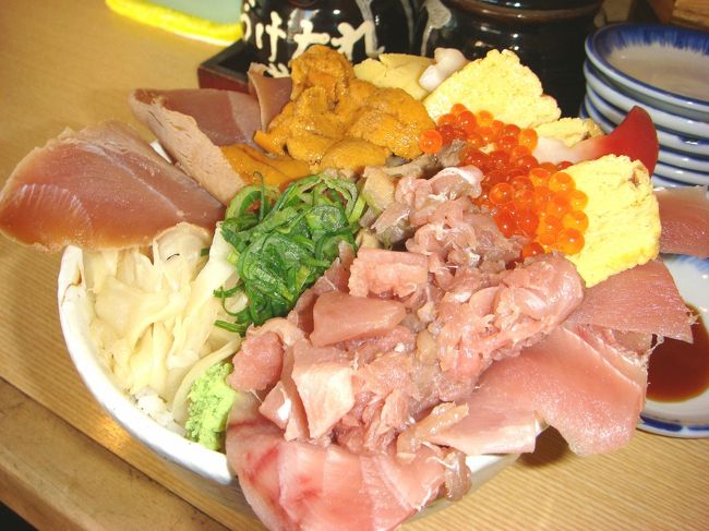 まぐろ亭のまるき丼でしょう。1200に近づくと外に並んでいます。元々店は狭く１０人程度しか入れませんから1130位までに行かれることがベストです。