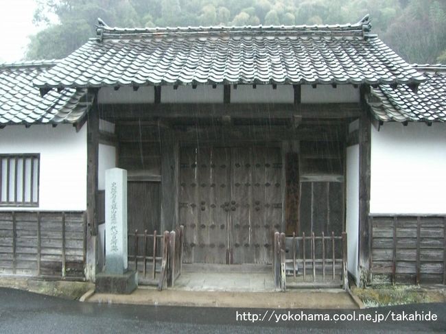 仁万からバスで大森に行きました。<br />雨の平日だったためか、かなり空いていたのでゆっくりと観光できました。<br />大森代官所跡の敷地内には、旧邇摩郡役所の建物を利用した石見銀山資料館があります。(内部撮影禁止)<br /><br /><br />http://ja.wikipedia.org/wiki/大森_(大田市)<br />http://ja.wikipedia.org/wiki/邇摩郡<br />http://fish.miracle.ne.jp/silver/