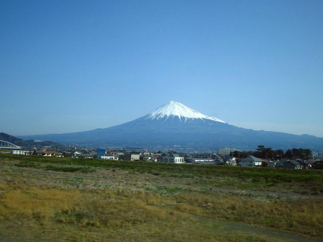 もう一度だけ、富士山シリーズです。<br />新幹線の中から撮りました。。。