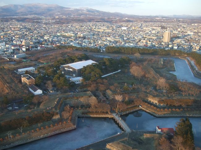 函館にずっと行きたがっていた母と二人、はるばる来ました函館～<br />ここ最近気温が上がったとはいえまだ寒いです。<br />でもここは張り切って観光します！<br />初日は昼過ぎに空港に着いたので、湯の川のホテルにチェックイン後、五稜郭に行きました。