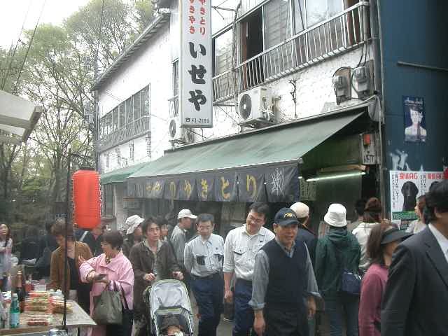 七井橋通りは吉祥寺駅から丸井の脇を通って、井の頭公園へ通じる小道です。ここには楽しいお店がたくさんならんでいます。公園への往復にここで時間をとられてしまいます。