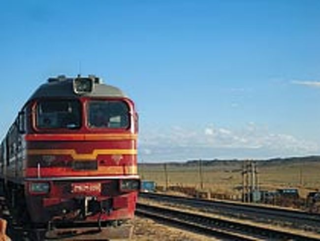 ザミンウデ駅<br />ウランバートルから夜行列車で11〜15時間。鉄道が敷設された1956年に造られた国境の町。モンゴル語で「道の扉」を意味します。晴れた日には中国側国境の町を遠くに見ることもできる、砂漠に現れたオアシスのような町です。<br />