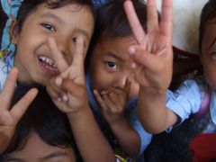 ロンボク島の現実　　　子供と遊ぶ