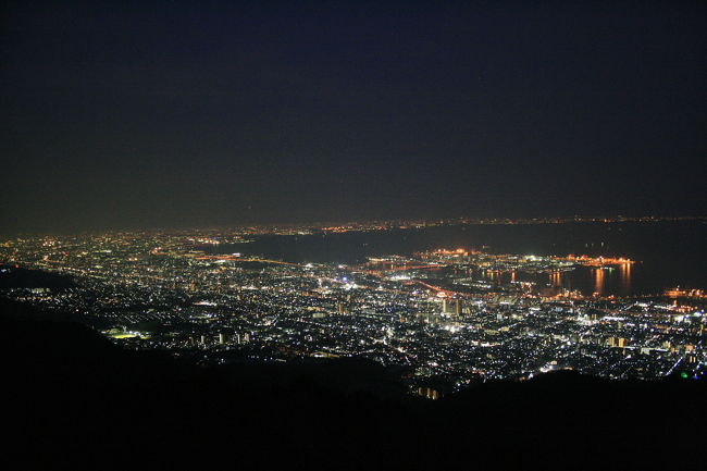 drakenの『関西三都＋１の旅』の２都市目は神戸<br /><br />３年前に来た時に見られなかった神戸の夜景、今回は<br />バッチリ見られました。<br /><br />星を手で掬（すく）えるかのような摩耶山からの夜景<br />みなさんに地上の星をプレゼントです。<br /><br />