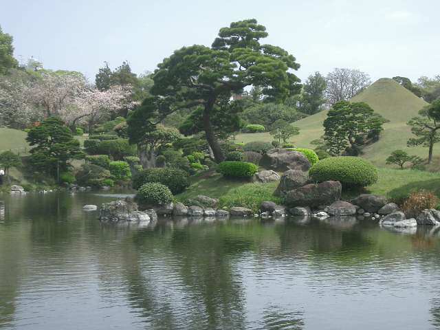 桜も終わりごろ。緑が濃くなってきました。水前寺成趣園の水も踊るようになってきました。細川家がこのようなお庭を後世に残してくれたことを感謝しながら、ひと時をすごしました。良い庭園です。