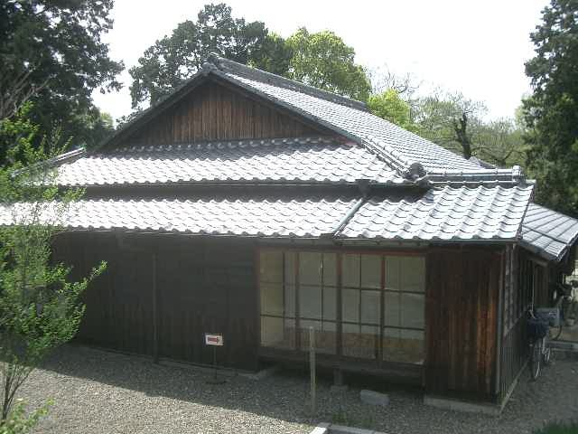 水前寺成趣園の裏に夏目漱石内坪井旧居とジェーンズ邸（熊本洋学校教師館）があります。市の努力で保存状態も良いのですが、ここまで足をのばす人は少ないようで、わびしいおもいがしました。建物自体もすこし規模・豪華さに欠けるようにおもいます。