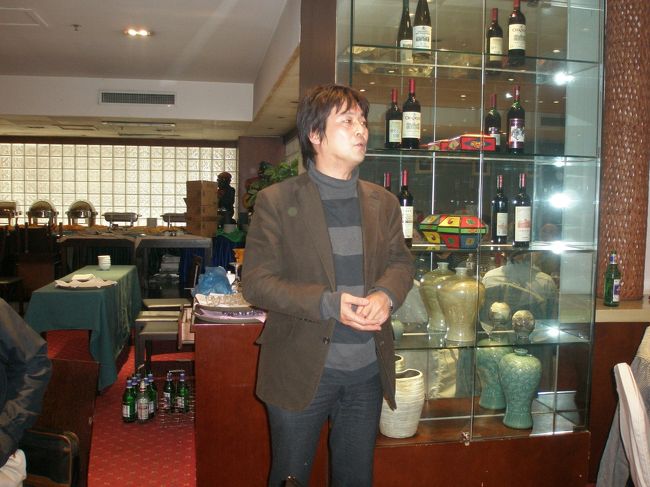2008年4月12日(土)延吉市羅京ホテルにて延辺日本人会臨時総会が開催されました。総会では“延辺日本商工クラブ準備委員会”発足の宣言、終了後は延辺大学にて延辺日中文化交流センター主催のスポーツ大会が行われました。<br /><br />■設立準備委員会の趣旨 小島衣料・及川英明委員長(写真)<br />延辺地区の日本との交流は日増しに強まっています。延辺日本人会も、設立3年目に入り、小規模ではありますが、その分、親密な会員間の交流が行われています。今後の延辺日本人会の発展に備え、延辺日本人会特有の和やかな会風を活かした「延辺日本商工クラブ設立準備委員会(仮称)」を延辺日本人会の中に設立したく提案いたします。<br /> 延辺地区に現地法人、代表所を置く企業はまだ数えるほどしかありませんので、「延辺商工クラブ」が設立される機が熟するまでにはかなりの時間がかかることと思いますが、多くの日本人・企業の経済活動が今後ますます活発になるように、またそのためにも、すでに進出している会員企業の経営が順調に発展するように、準備委員会を設立し、できるところから経営環境に関する情報交流や勉強会を開催し、延辺日本人会の全ての会員とともに延辺地区の経済発展が加速することを目指していきたいと考えます。<br />