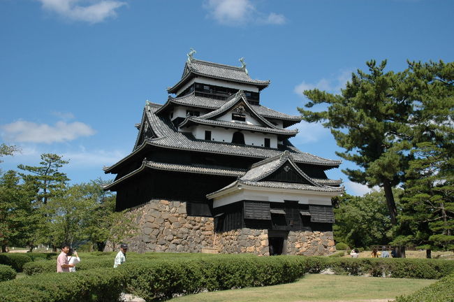 感想:夏休みの旅行に出雲大社から厳島神社へ向かいました。<br />どの日も天気に恵まれ快晴でしたが、どの日も残暑、残暑、残暑、残暑┌┤´д`├┐<br />所々にある給水所でビールを補給して復活┏(｀o´)┓┗(｀O´)┛ベホイミッ<br /><br />■行程:松江編<br />(・・・その1 出雲編からの続き)　(宿泊)白石家---(送迎バス)---玉造温泉駅---(山陰本線)---松江駅---(路線バス)---松江しんじ湖温泉駅---堀川遊覧船---堀川地ビール館---小泉八雲記念館---小泉八雲旧居---(昼食)八雲庵---武家屋敷---松江城---カラコロ工房---(路線バス)---松江しんじ湖温泉駅　(その3 広島編へ続く・・・)