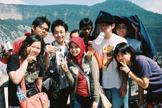 1997年に訪れたバリ島以来、およそ9年ぶりのインドネシア。<br /><br />現地に一ヶ月滞在し、語学の勉強、日本語教師ボランティアなどを体験しました。<br /><br />マレーシアを訪れた半年前の反省を活かし、積極的にインドネシア人とコミュニケーションを取りました。<br /><br />今でもメールのやり取りを続けているインドネシア人もちらほら。<br /><br />大学生活の中で、非常に大きい海外研修でした。