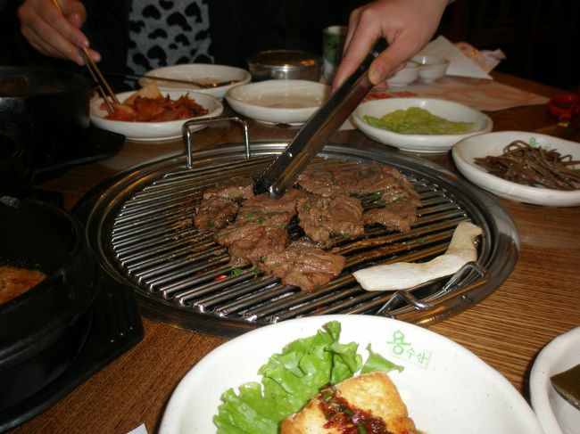 4月14日(月)は長春泊<br />4月15日(火)は吉林で友人と会い、敦化泊<br />4月16日(水)は延吉到着後友人と夕食<br /><br />今回の小旅行、前半は日本料理、後半は朝鮮料理、写真は長春の桂林路に近い焼肉屋さんで食べたカルビです。たくさん食べたので少し太りました〜<br /><br />
