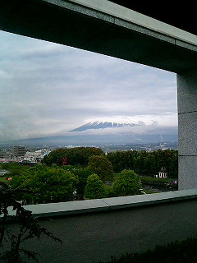 前々から楽しみにしていた富士市への出張。富士山を間近で楽しむぞ！と思っていたが、駅についたら曇り。残念。また、来る機会もあるので、次を楽しみにしよう。地元の方に聞くと、富士市内でも富士山が綺麗に見えるのは、年間3分の1ぐらいだそうな。また、このあたりは車のナンバーは「沼津」だが、近々「富士山」ナンバーができるらしい。裾野の広がりを間近に見ることが出来、また、遠くには南アルプスも見え、海のほうには伊豆半島も見える。こんなすばらしい街が観光名所じゃなきゃおかしい！ということで、今後、観光にも力を入れるようだ。<br /><br />