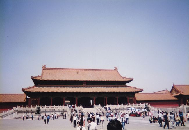 GW後半5連休を利用して4泊5日で北京と万里の長城を訪れました。<br /><br />北京では、故宮、天安門広場、北京動物園、景山公園などを巡り、王府井、前門大街、西単あたりを散策しましたが、後から考えると、5日も滞在した割には、あまり観光スポットを訪れていませんでした。<br /><br />万里の長城は、前門付近から出発する中国人ばかりの安いバスツアーを利用して行きましたが、渋滞に巻き込まれてフリータイムがあまりなかったため、残念ながら上の方までは登れませんでした。また、ホテルにカメラを忘れてしまったため、写真が全くありません・・・<br /><br />列に並ばず平気で割り込む、道路に平然とゴミを捨てる、男女問わずバスや地下鉄の車内で痰を吐く、店のレジでは投げるように釣銭や品物を渡されるなど、中国人の行動にカルチャーショックを受けまくりの旅でしたが、バスツアーで一緒だった中国人は親切だったりしたので、中国人にとってはそれらが当たり前で悪気はないのかなとも感じました。<br /><br />＜旅程＞<br />【1日目(5/3)】<br />　関西→北京(JL)<br />　北京泊<br />【2日目(5/4)】<br />　北京観光<br />　北京泊<br />【3日目(5/5)】<br />　万里の長城観光（バスツアー）<br />　北京泊<br />【4日目(5/6)】<br />　北京観光<br />　北京泊<br />【5日目(5/7)】<br />　北京→関西（JL）