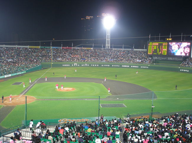韓国野球はパワーとスピードが魅力的！<br />2008年4月11日釜山でのロッテジャイアンツ対キアタイガース。<br />毎年下位のロッテだが、観戦時は首位で応援にも熱が入ってる！<br />野球以外にも球場で様々な事が行われ楽しい。<br />個人的にファンのロッテ　igyeora!!! ahaha