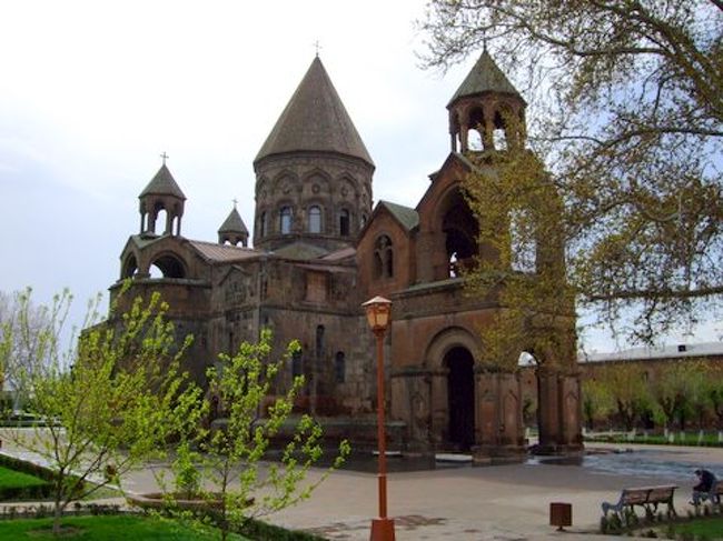 次の日はカモさんの車をチャーターしてエレヴァンの郊外を観光しました。　まずはアルメニア正教の総本山のあるエチミアジンという街に行きました。　エチミアジンはエレヴァンのから２５ｋｍ位にある歴史のある街で元はアルメニアの首都だった。　エチミアジンというのは神が降臨した場所という意味です。　途中にズヴァルトノツという７世紀に建てられた教会の跡とアルメニアに布教に来ていて殉職した聖女リプシマのために６１８年に建てられた典型的なアルメニアスタイルの教会のリプシマ教会に寄りました。