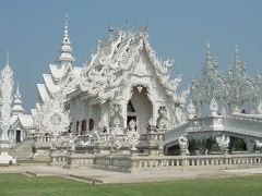 タイ＃５＜10　チェンライ：眩しく輝く白亜の寺院散策＞