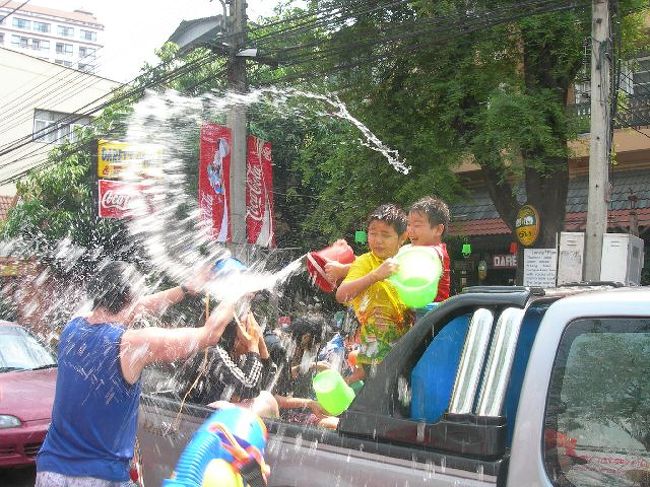 タイの旧正月、ソンクラーンは水掛祭りとも言われ、今や日本をはじめ世界中からこの水掛祭りを楽しみに観光客が訪れています。<br />大人も子供も国籍も全く関係なく無礼講で水を掛けられ、掛ける。<br />そんな水掛祭りをチェンマイで体験してきました。<br /><br />水掛け合戦がタイ国内で最も激しいと言われているチェンマイ、中でも旧市街を囲んでいるそれぞれの門がある界隈には人や車が多く集まり、付近は交通渋滞になっていました。そして行き違う車同士で攻防戦が始まります。<br /><br />車には貯水用のタンクが積み込まれ、機関銃のような水鉄砲やバケツも用意されていて、車上から狙われると一瞬の間に全身ずぶ濡れになります。<br />この水が水道水ならまだ良いですが、周りのお堀の水を掛けられると辛いものがあります。<br /><br />また、貯水用のタンクに氷を入れているものもあり、この水を掛けられると心臓が止まるのではないかと思うほど冷たくて辛かった･･･<br /><br />タイには3回正月があり、西暦正月の1月1日、2月の中国旧正月そして4月のソンクラーンがタイの旧暦正月になります。<br /><br />1月1日が新年と定められていますが、やはりこの時期がタイの人々にとっては新年で、都会に出ている者は帰省し、家族全員そろって新年を迎えるのだそうです。<br /><br />本来は、仏像を清めたり、年長者の手に水を掛けて敬意を払う、相手の肩にそっと水を掛けてその人の幸を願うなどの意味合いがあるようですが、それが今では水掛け合戦となり年々激しさが増してきたと言われています。