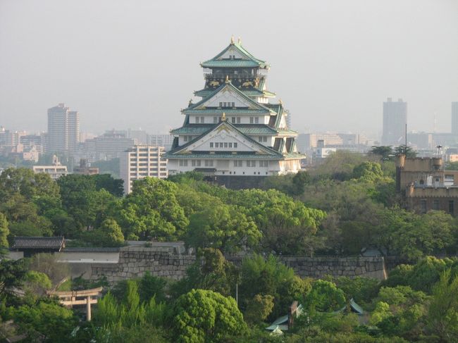 ４月２５日、午前６時５０分頃に起床し、昨夜の雨天から一変して晴れ渡った空の下で清清しい朝日を横に受けた大阪城を眺めることが出来た。<br /><br /><br /><br />＊朝日を横に浴びた清清しい大阪城