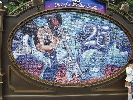 東京ディズニーリゾートは、今年開園２５周年を迎えました。<br />ディズニーランド・ディズニーシー・イクスピアリでは、この一年間、様々なアニバーサリーイベントが行われます。<br />そんな様子を写真とともにUPします。