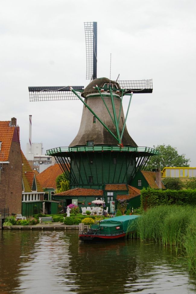 アムステルダムの見学後、ザーンセ・スカンスを訪ねました。<br />アムステルダムから電車で２０分のショートトリップで行くことできます。<br />一昨日もキンデルダイクを訪ねましたが、また風車を見ることにしました。私のイメージではオランダ＝風車ですから。<br />