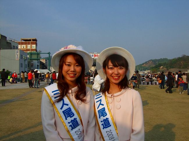 連休の初日、午後から尾道の港祭りに行ってきました。