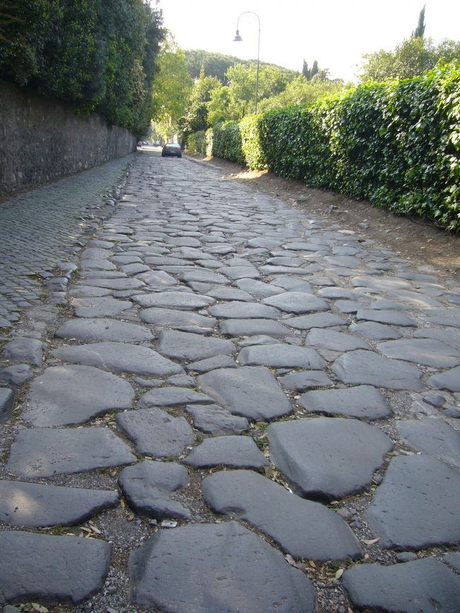 アウレリアヌスの城壁に設けられた<br />サン・セバスティアーノ門を出ると<br />旧アッピア街道（VIA APPIA　ANTICA）が始まる。