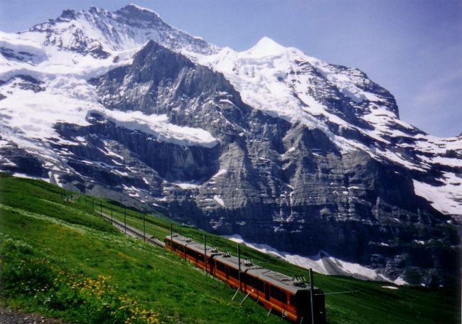 ドイツ・スイス・パリの周遊ツアーで行ってきました。あの山の、見上げてもまだ上がある高さには圧倒されました。ユングフラウの登山列車に乗って終点まで登りました。