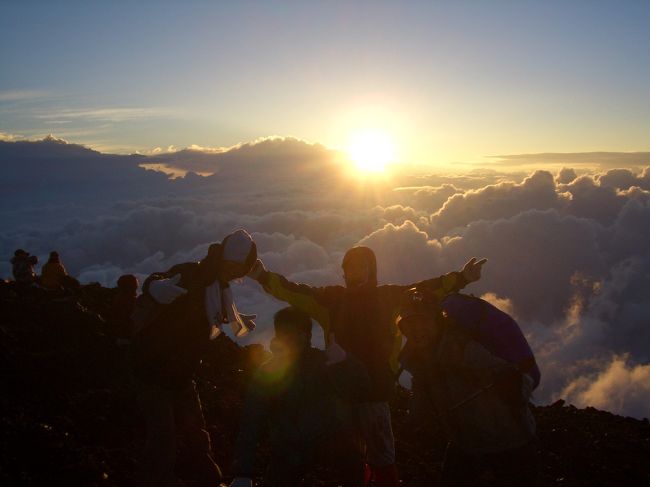 子供の頃から行ってみたかった富士山に登った。<br />御来光を見たときは感動した。<br />まだ何年後かに6000mを超える登山をすることはまだ想像もつかない頃の思い出。